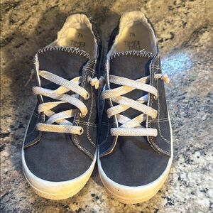 EUC Time and Tru Sneakers Casual Low-Top Design